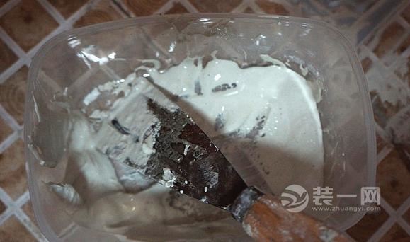 不用敲地砖换地漏方法